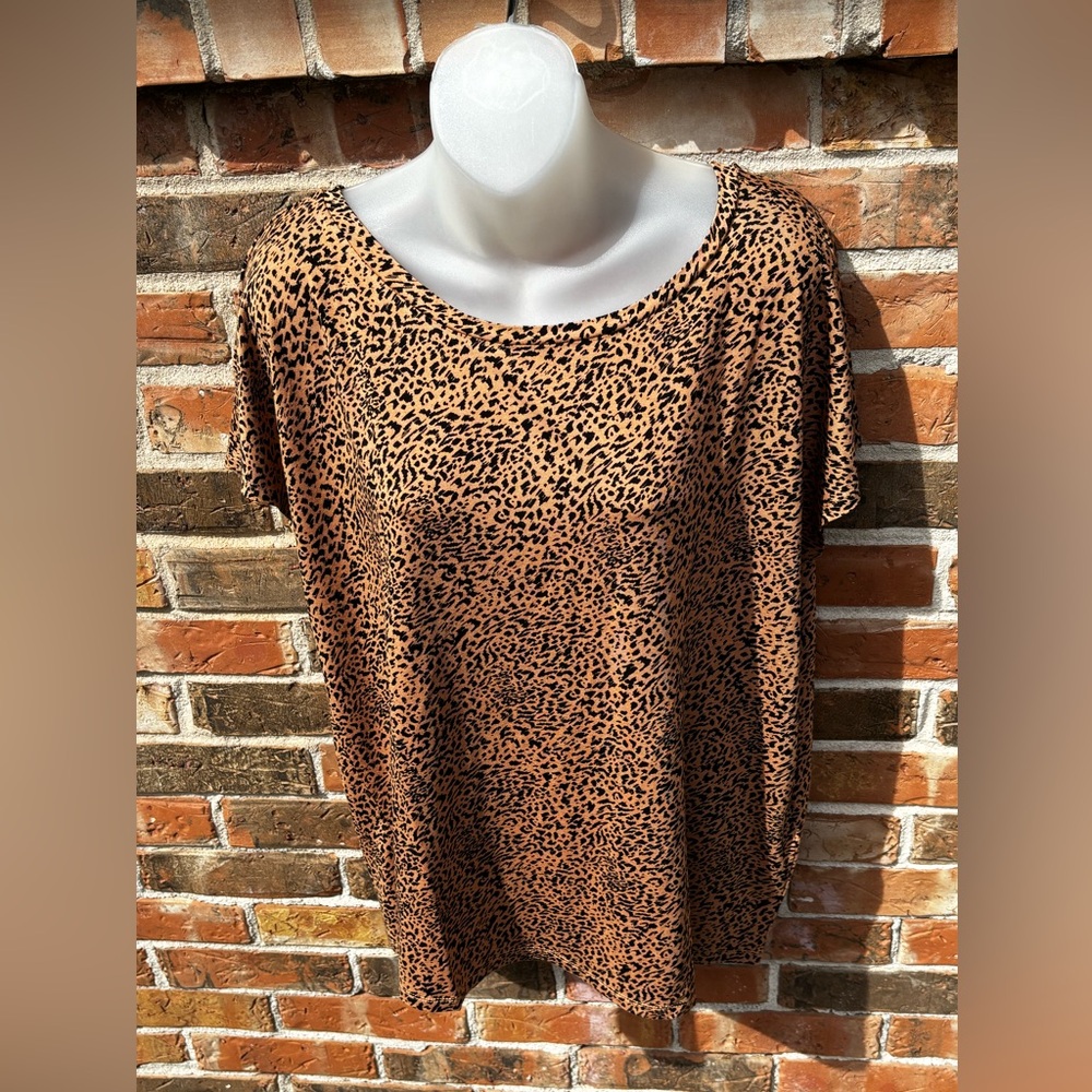 Amazon Essentials Animal Print Silky 
Viscose and Elastane. Boat Neck. Size XL